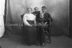 1915-Mennonite-Family-775A